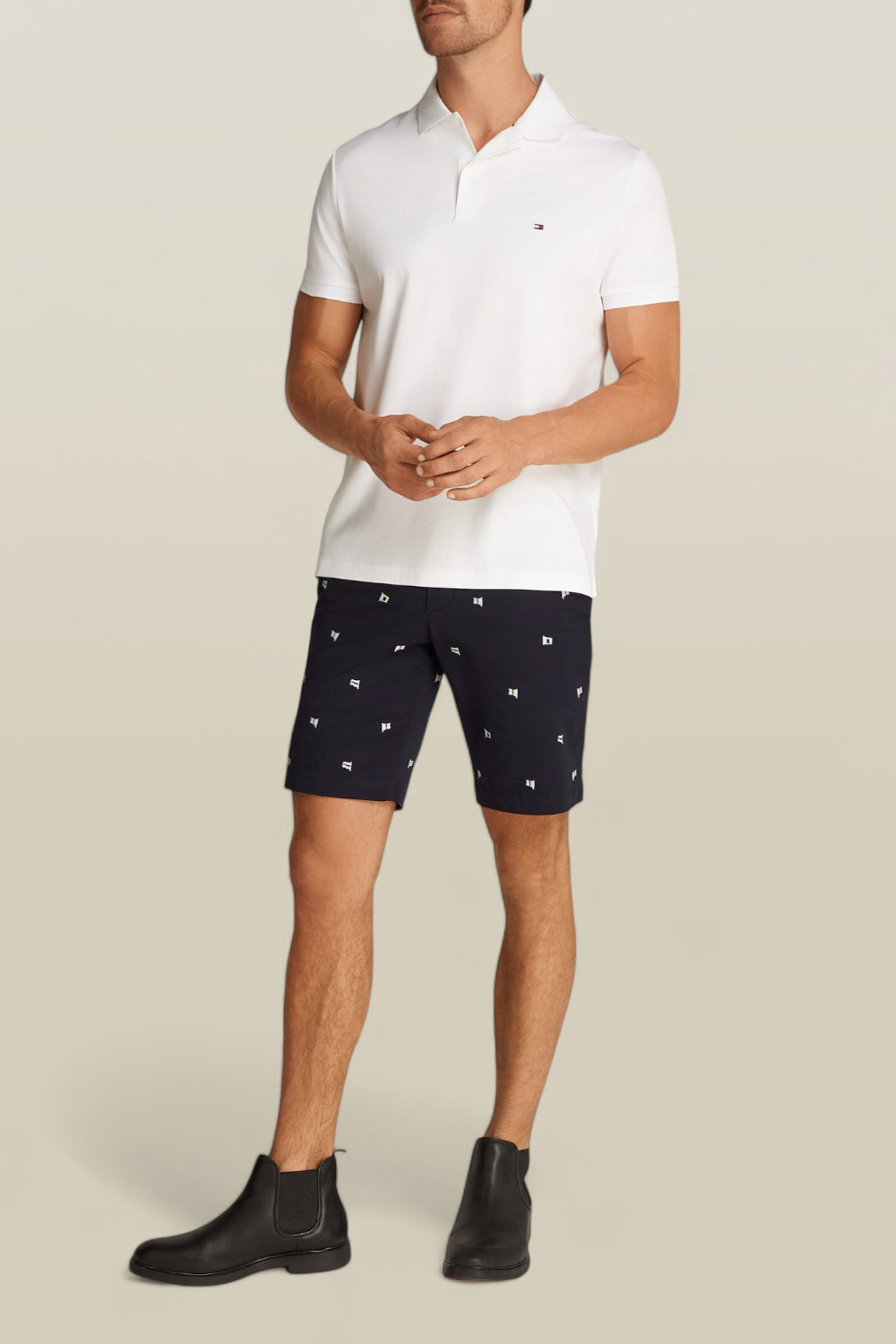 תמונת כל הלוק של חולצת פולו קצרה